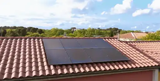 un panneau solaire sur une toiture