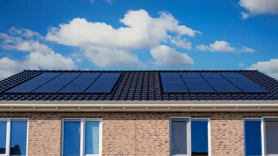 une toiture photovoltaïque et une  toiture thermique